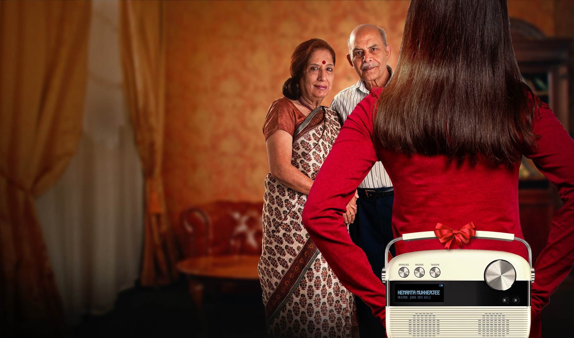 daughter gifting saregama carvaan to parents